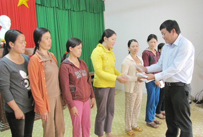 Hỗ trợ 100 triệu đồng cho người nghèo Lý Sơn Ông Trần Xuân Thịnh trao quà cho người nghèo ở đảo Lý Sơn