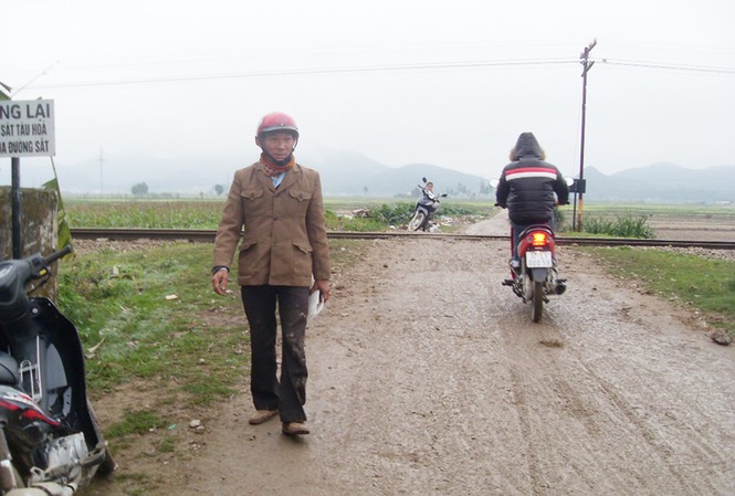 Thoát chết hy hữu trước mũi tàu hỏa Ông Bàng vừa thoát chết hy hữu trên đường ngang dân sinh Ảnh: Xuân Bảy