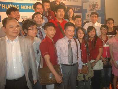 Chọn nghề theo đam mê GS. Ngô Bảo Châu cùng các học sinh tại buổi giao lưu. Ảnh: Q.P