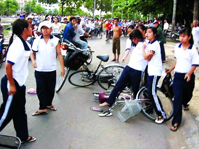 Nên có phong trào tẩy chay bạo lực học đường Những vụ học sinh đánh nhau giữa nơi công cộng vẫn thường xuyên diễn ra