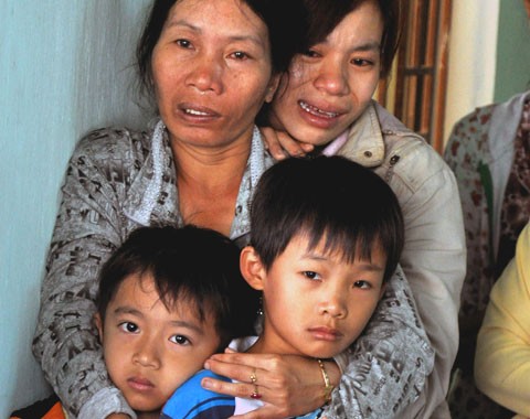 Người thứ 12 tử vong trong tai nạn kinh hoàng ở Khánh Hòa Nhiều đứa trẻ bỗng chốc mồ côi cha, mẹ sau vụ hai xe khách đấu đầu.