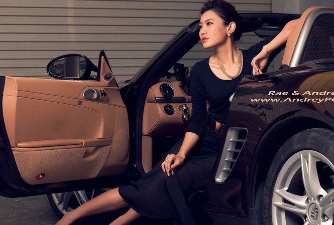 Mỹ nhân không hở ngực vẫn sexy bên mui trần Mỹ nhân không hở ngực vẫn sexy bên mui trần