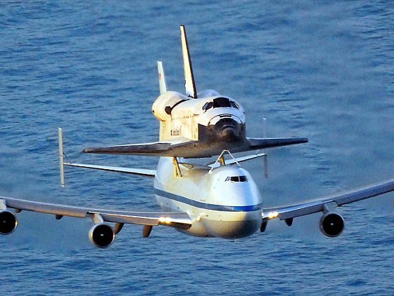 Boeing 747 cõng tàu vũ trụ con thoi Boeing 747 cõng tàu vũ trụ con thoi
