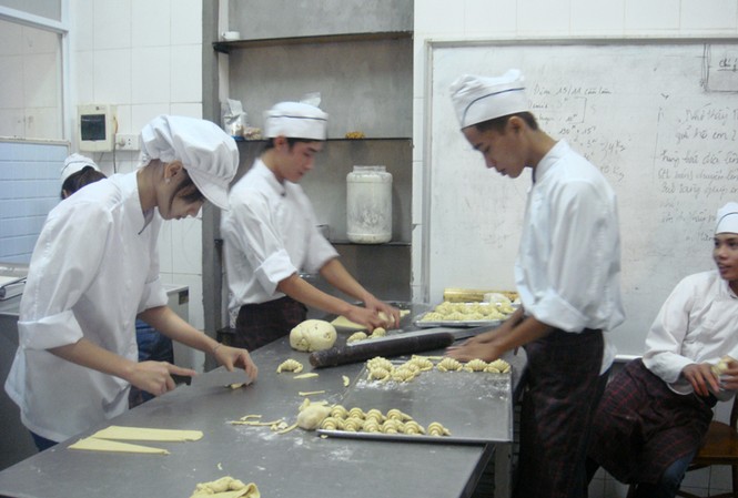 Dấn thân trước khi xin việc Sinh viên thực tập làm bánh tại trường Kinh tế du lịch Hà Nội. Ảnh: Hải Yến