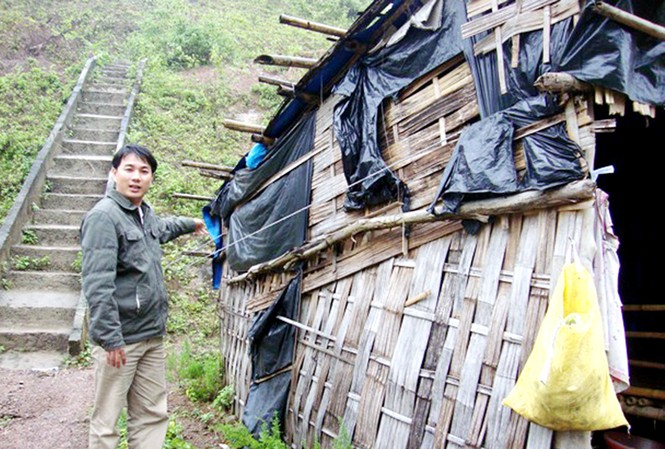 Cô trò dựng lều học chữ Thầy Nguyễn Thanh Triều bên căn nhà ọp ẹp, chằng chống nhiều mảnh của thầy cô THCS xã Dang Ảnh: H.V