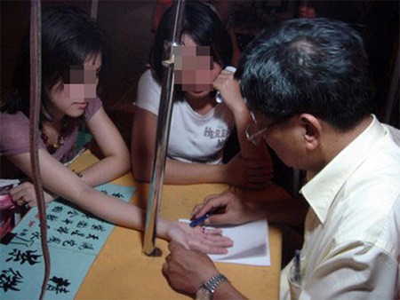 Tiền hết, tình tan vì ...xem bói Tiền hết, tình tan vì ...xem bói