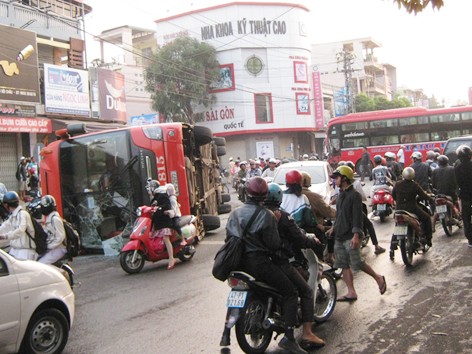 Hai xe khách 'cùng mẹ' đâm nhau, lật giữa phố Hai xe khách 'cùng mẹ' đâm nhau, lật giữa phố