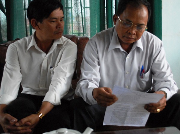 Chủ tịch xã và nữ cán bộ địa chính phủ nhận chuyện 'tòm tem' Chủ tịch xã và nữ cán bộ địa chính phủ nhận chuyện 'tòm tem'