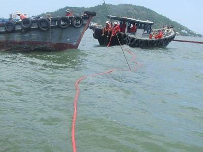 Hút được 40 tấn dầu từ xác tàu Trường Hải Star Hút được 40 tấn dầu từ xác tàu Trường Hải Star