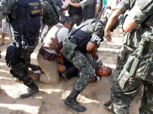 Brazil: Quân đội bao vây cảnh sát Brazil: Quân đội bao vây cảnh sát