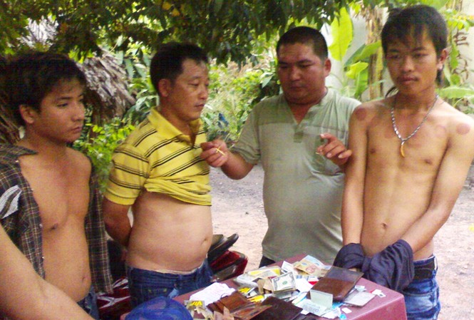 Chế vàng giả, đem đi cầm đồ Ba đối tượng (cởi trần, bị còng tay) và tang vật