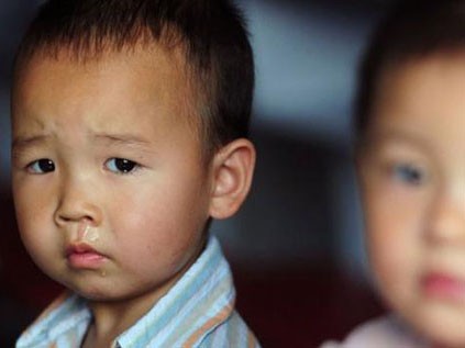 Trẻ mẫu giáo bị bắt uống nước tiểu, ăn gỉ mũi Trẻ mẫu giáo bị bắt uống nước tiểu, ăn gỉ mũi
