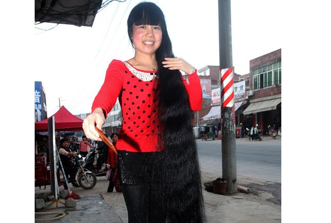 Tóc 'uống bia' hai mét, giá 20 triệu đồng Tóc 'uống bia' hai mét, giá 20 triệu đồng