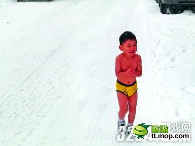Bé 4 tuổi cởi trần luyện tập giữa trời giá rét Bé 4 tuổi cởi trần luyện tập giữa trời giá rét