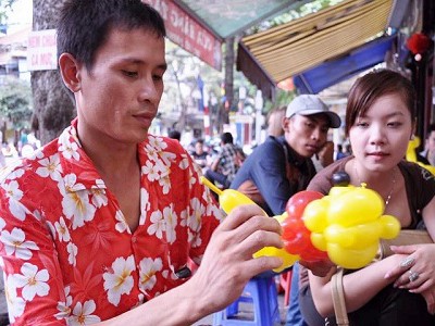 Kiếm lãi 'khủng' từ uốn bóng bay nghệ thuật Kiếm lãi 'khủng' từ uốn bóng bay nghệ thuật