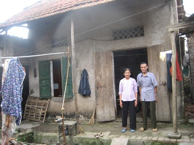 Thương binh nghèo cần nơi ở tốt hơn Vợ chồng thương binh Lê Thành Trung mong có ngôi nhà tốt hơn Ảnh: K.N - T.V