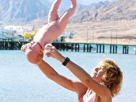 Đứng tim với cảnh tập yoga cho trẻ Đứng tim với cảnh tập yoga cho trẻ