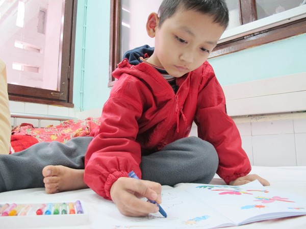 Đổi đời sau 6 năm sống bằng ống thở Huy có thể chơi đùa mà không cần ống thở