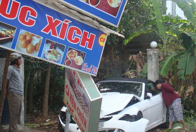 BMW lao vào nhà dân BMW lao vào nhà dân