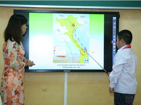 Học sinh lên lớp cùng máy tính bảng, bảng điện tử Học sinh lên lớp cùng máy tính bảng, bảng điện tử