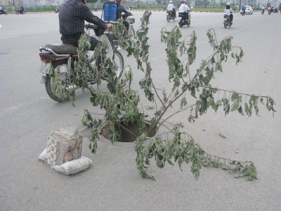 'Bốc hơi' nhiều nắp hố ga 'Bốc hơi' nhiều nắp hố ga