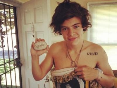 One Direction thi nhau lột áo khoe hình xăm One Direction thi nhau lột áo khoe hình xăm