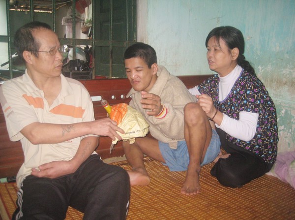 Chồng tai biến, con nhiễm chất độc da cam Chồng tai biến, con nhiễm chất độc da cam
