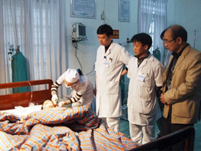 Bom bi nổ, bốn học sinh bị thương Bom bi nổ, bốn học sinh bị thương