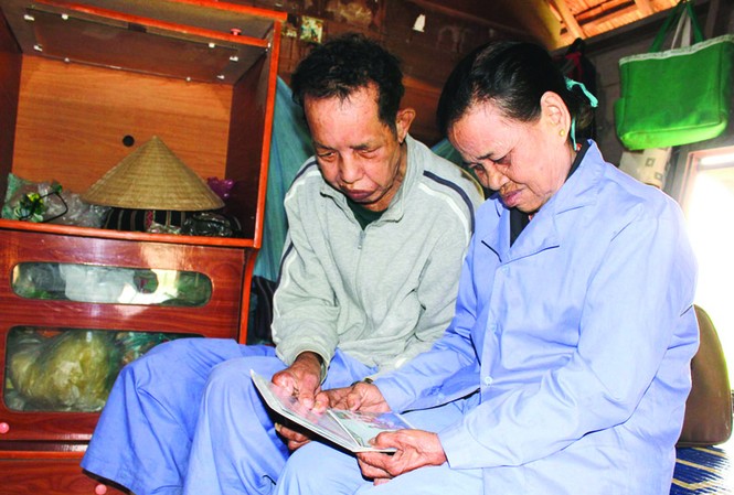 Chuyện tình ở trại phong Hai ông bà xem lại ảnh cưới