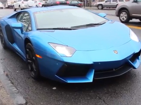 Nữ sinh nghèo được đi Lamborghini đến trường Nữ sinh nghèo được đi Lamborghini đến trường