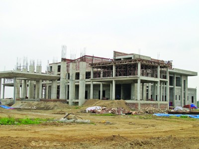 Cả trăm công trình dang dở Cả trăm công trình dang dở