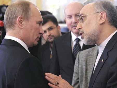 Nga cảnh báo Israel không tấn công Iran Thủ tướng Nga Vladimir Putin (trái) trong một cuộc gặp Bộ trưởng ngoại giao Iran Ali Akbar Salehi - Ảnh: Reuters