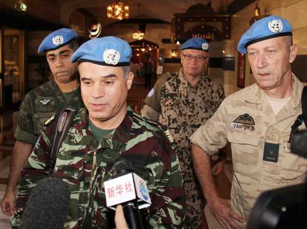 Nhóm quan sát viên LHQ đầu tiên đến Syria Đại tá Ahmed Himmiche (hàng đầu, trái) dẫn đầu đoàn quan sát viên tới Syria
Ảnh: AP