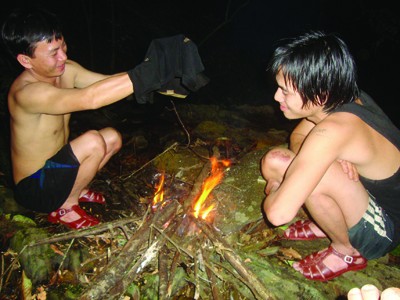 Đạp cội tìm trầm Tranh thủ sưởi ấm trong rừng