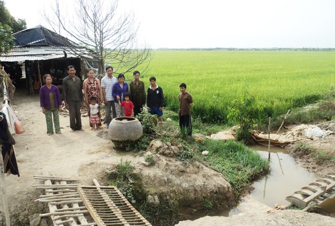 Một nông dân thuê đất của cán bộ: Bầm dập đủ đường Vợ chồng ông Trinh và con cháu trên khu đất thuê. Ảnh: Sáu Nghệ