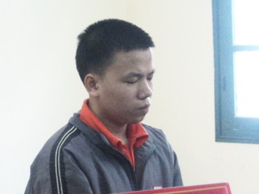 Ném gạch chết người vì bị chửi là què Bị cáo Nguyễn Hữu Trường cúi đầu nhận tội trước tòa