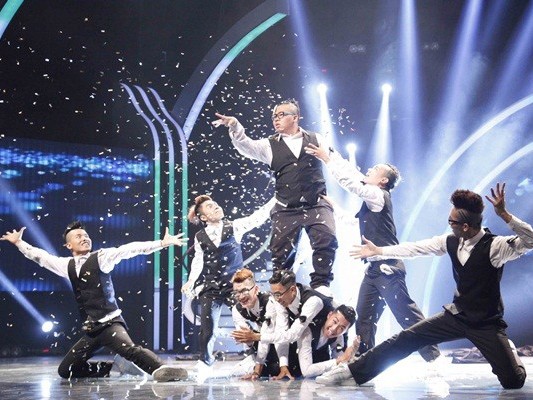 Nhóm nhảy 'đeo nơ' gây sốt đêm bán kết Got Talent Nhóm nhảy 'đeo nơ' gây sốt đêm bán kết Got Talent