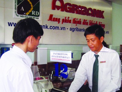 Cán bộ ngân hàng trả lại 1 tỷ tiền thừa Cán bộ ngân hàng trả lại 1 tỷ tiền thừa