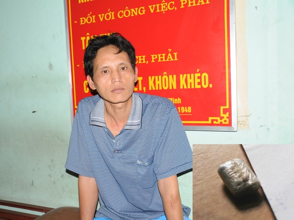 Bỏ heroin và đồng bọn khi bị CSGT 'hỏi thăm' Đối tượng Dương Anh Tuấn và tang vật tại cơ quan điều tra. Ảnh: T.N