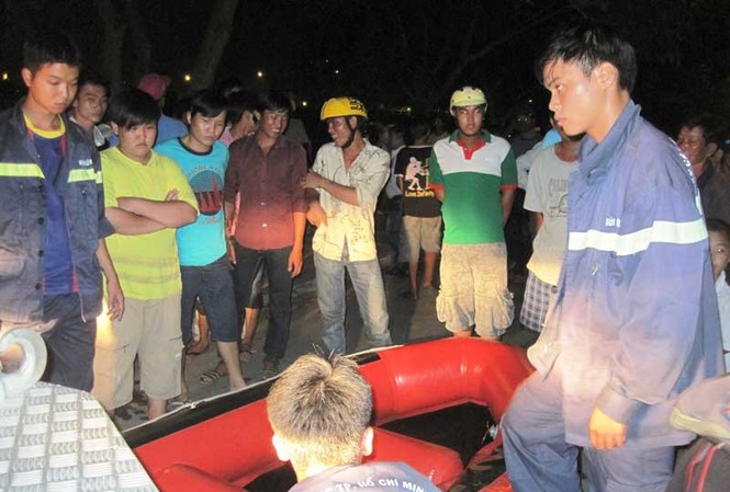 'Kích' nhau bơi sông, 1 người chết, 6 người cấp cứu 'Kích' nhau bơi sông, 1 người chết, 6 người cấp cứu