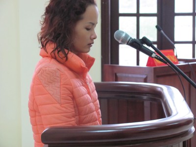 Nữ 'thương gia' xinh đẹp buôn tiền giả Nữ 'thương gia' xinh đẹp buôn tiền giả