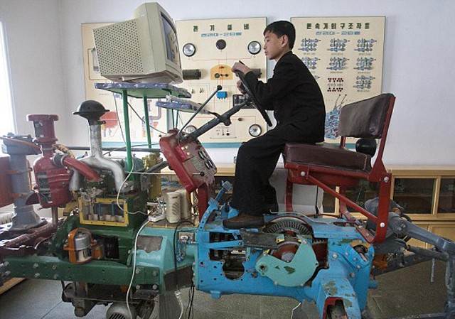 Học lái máy cày ở Triều Tiên Học lái máy cày ở Triều Tiên