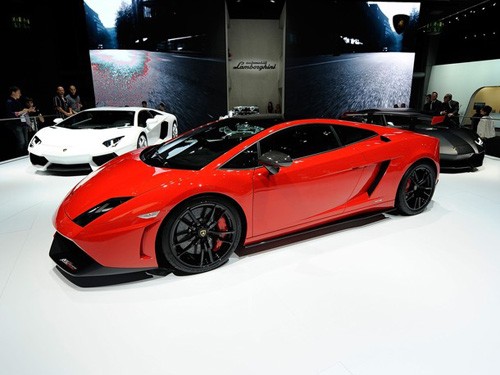 Dùng siêu xe Lamborghini đi giao pizza Dùng siêu xe Lamborghini đi giao pizza