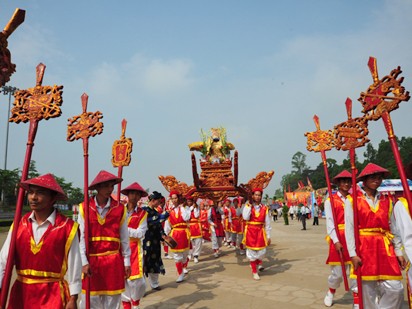 Rước kiệu, dâng lễ vật lên các vua Hùng Rước kiệu, dâng lễ vật lên các vua Hùng