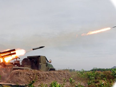 Lính pháo binh khai hỏa Lính pháo binh khai hỏa