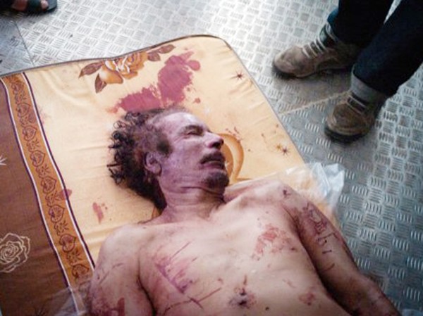 Libya hậu Gaddafi: Chồng chất khó khăn Thi thể ông Gaddafi được cất giữ tại gian đông lạnh của một siêu thị