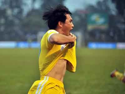 Vòng 1 V-League 2013: Công Vinh thắng, Văn Quyến thua Vòng 1 V-League 2013: Công Vinh thắng, Văn Quyến thua