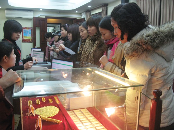Đổ xô đi mua vàng ngày Thần Tài Xếp hàng mua nhẫn vàng tại tầng 2 cửa hàng Bảo Tín Minh Châu ở Bùi Thị Xuân (Hà Nội) ngày 1-2. Ảnh: Ngọc Mai