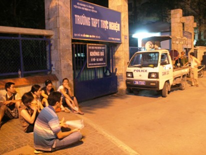 Tuyển sinh Hà Nội 2013: Hết cảnh thức đêm, xếp hàng Tuyển sinh Hà Nội 2013: Hết cảnh thức đêm, xếp hàng