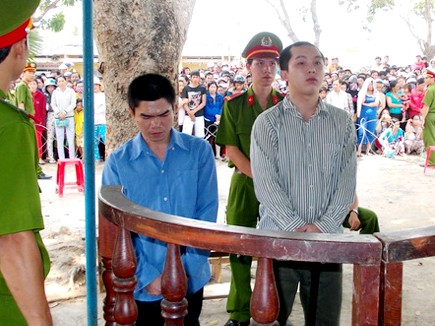 Hai khách trọ thuê phim để học cách giết người ai bị cáo Trung (trái) và Nhanh tại phiên tòa